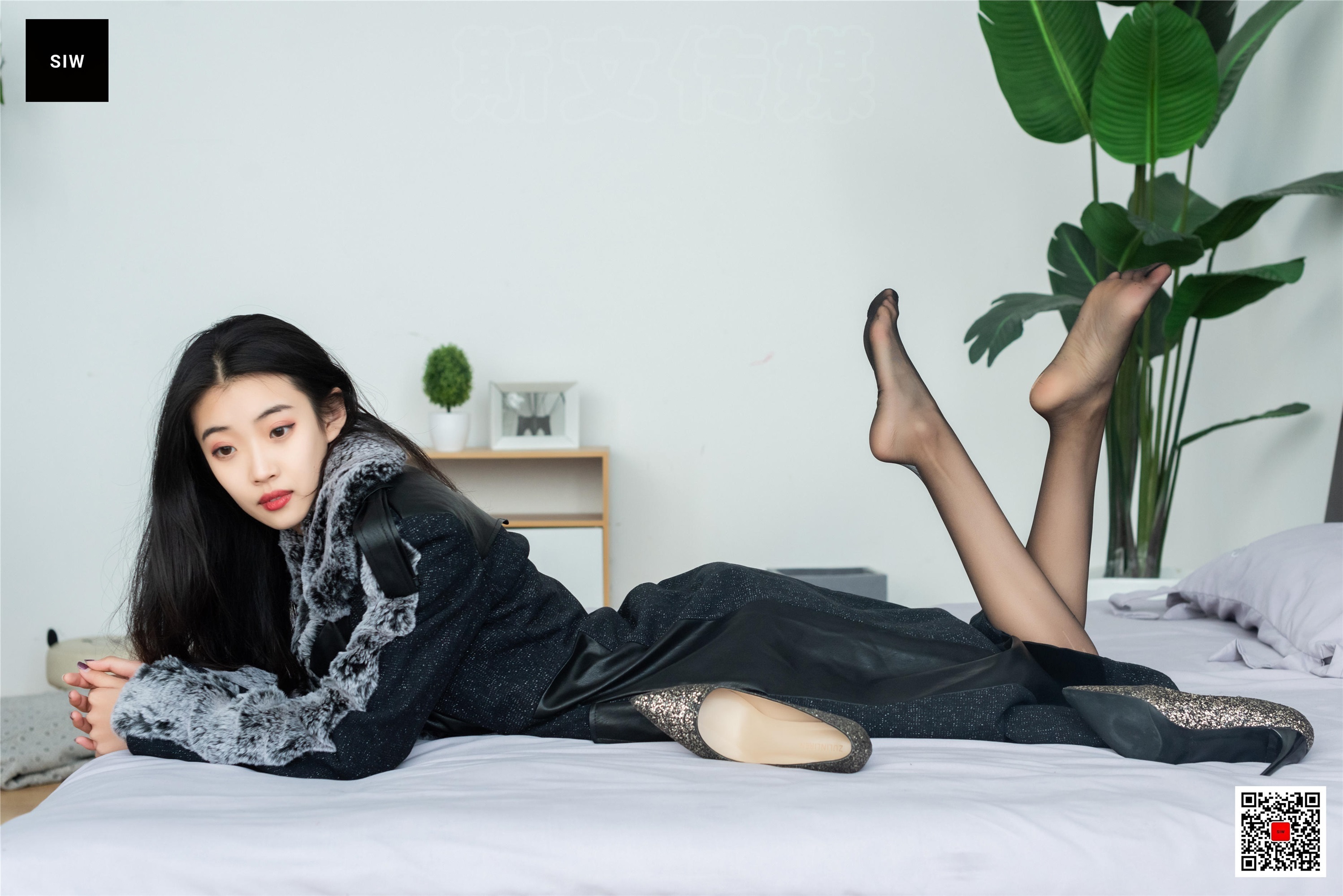 SIW斯文传媒 085 蓉儿 翻毛领拼色毛呢仿皮华贵长款大衣